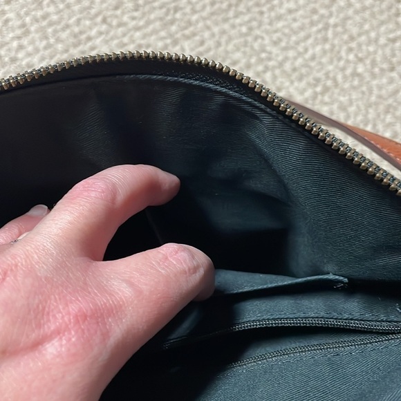 Fossil black and white Fiona shoulder bag with multiple pockets - Picture 9 of 15